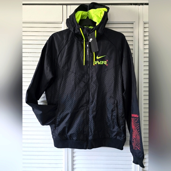 Nike Men's Catching Air Wind Breaker Casual Lightweight Jacket Black Size Medium